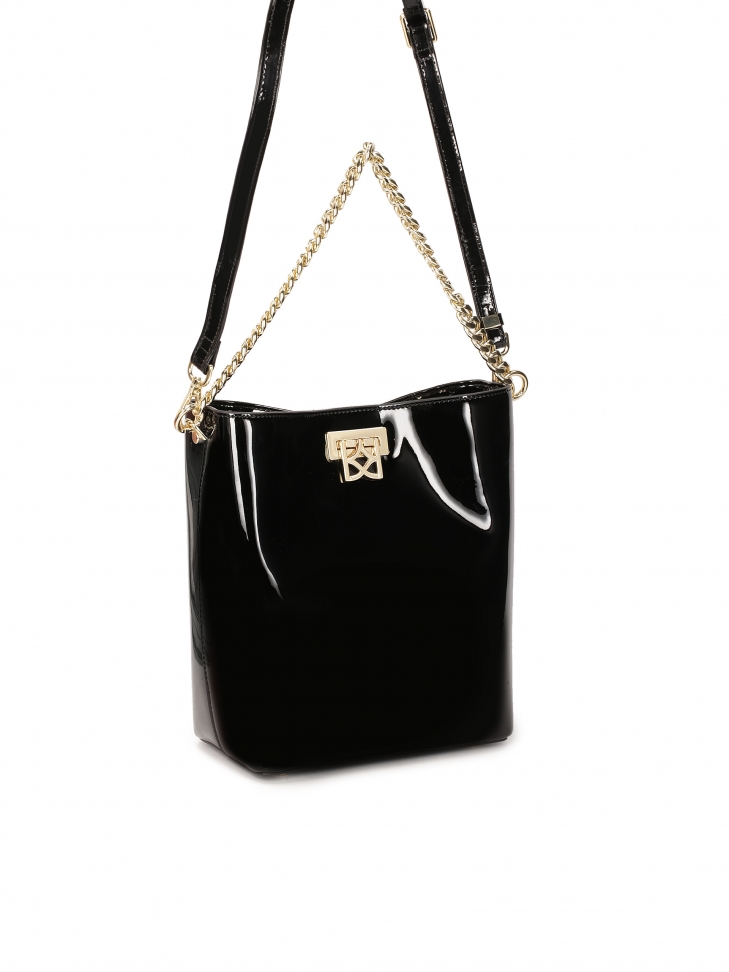 Lakierowana torebka z łańcuszkiem i zawiasowym zapięciem