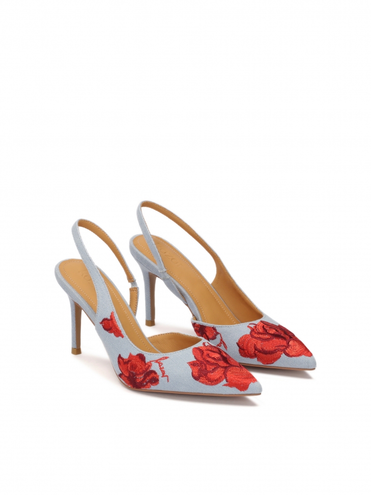 Niebieskie czółenka slingback z tkaniny w kwiaty