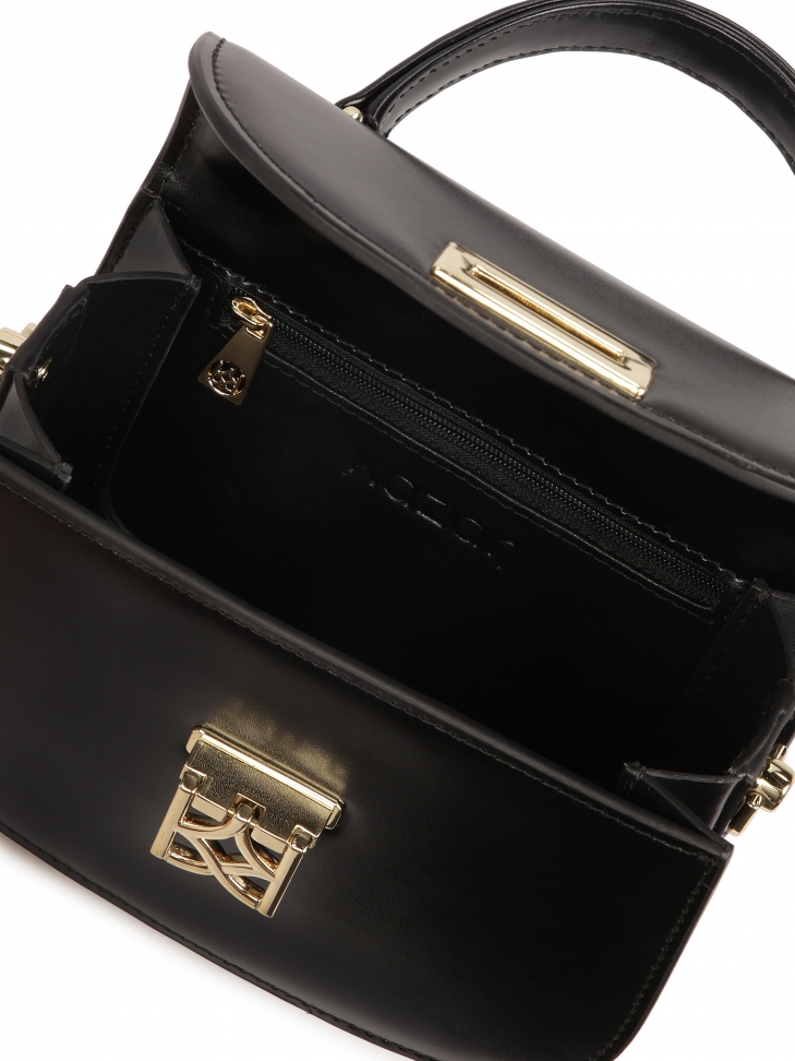 Mała torebka z rączką i ozdobnym zapięciem