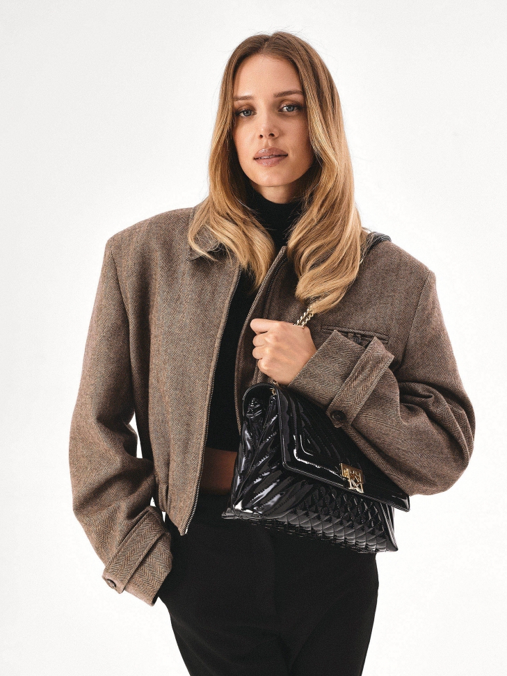 Lakierowana torebka z klapą