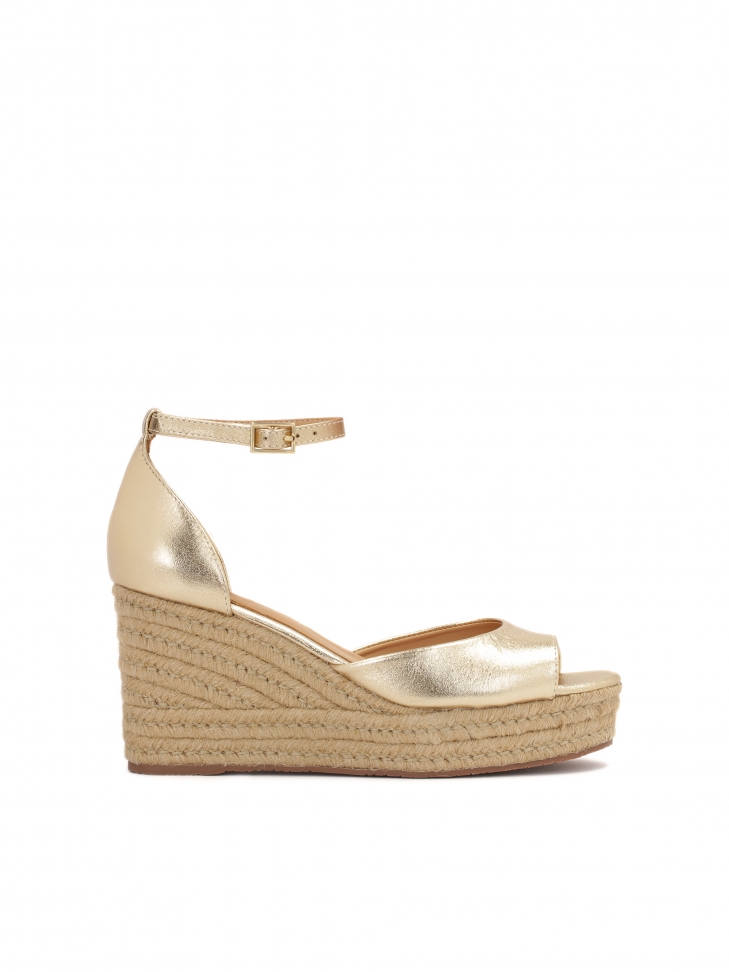 Złote sandały na koturnie poytym jutowym sznurkiem