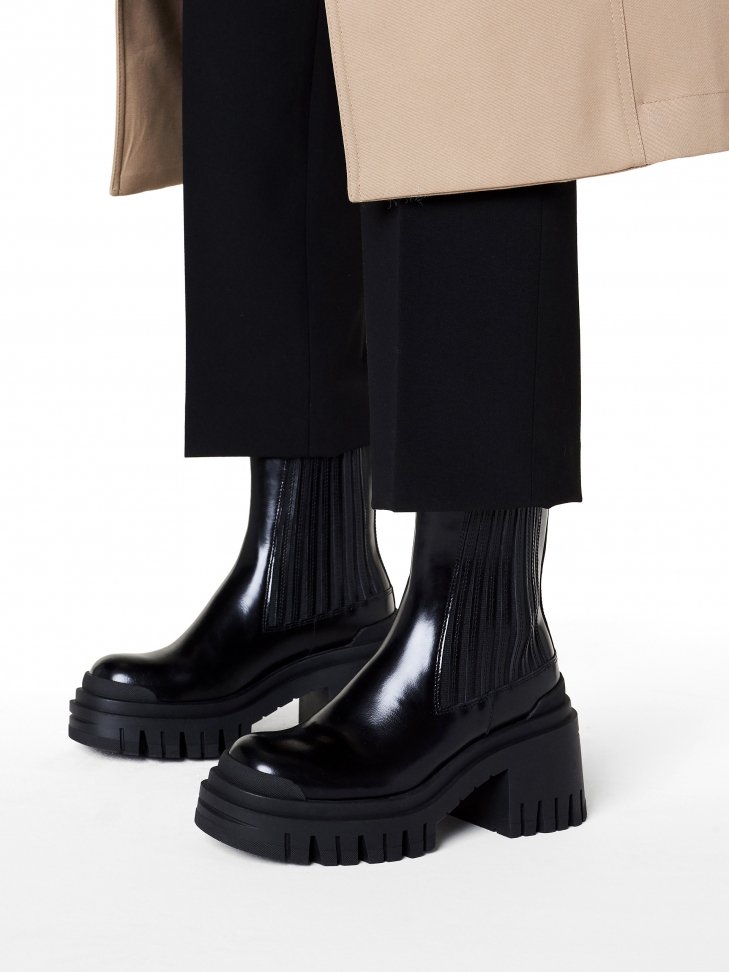 Wsuwane botki na masywnej podeszwie