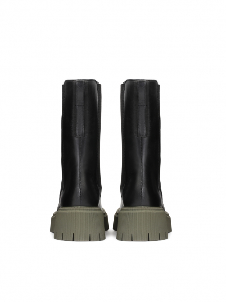 Czarne botki typu chelsea z zieloną masywną podeszwą
