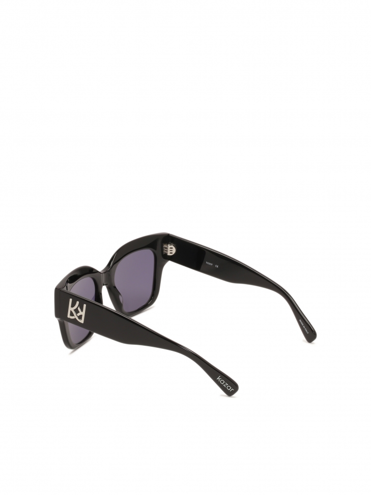 Czarne okulary przeciwsłoneczne z monogramami