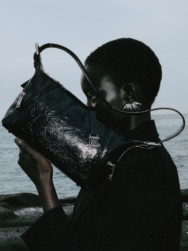 Czarna skórzana torebka na ramię