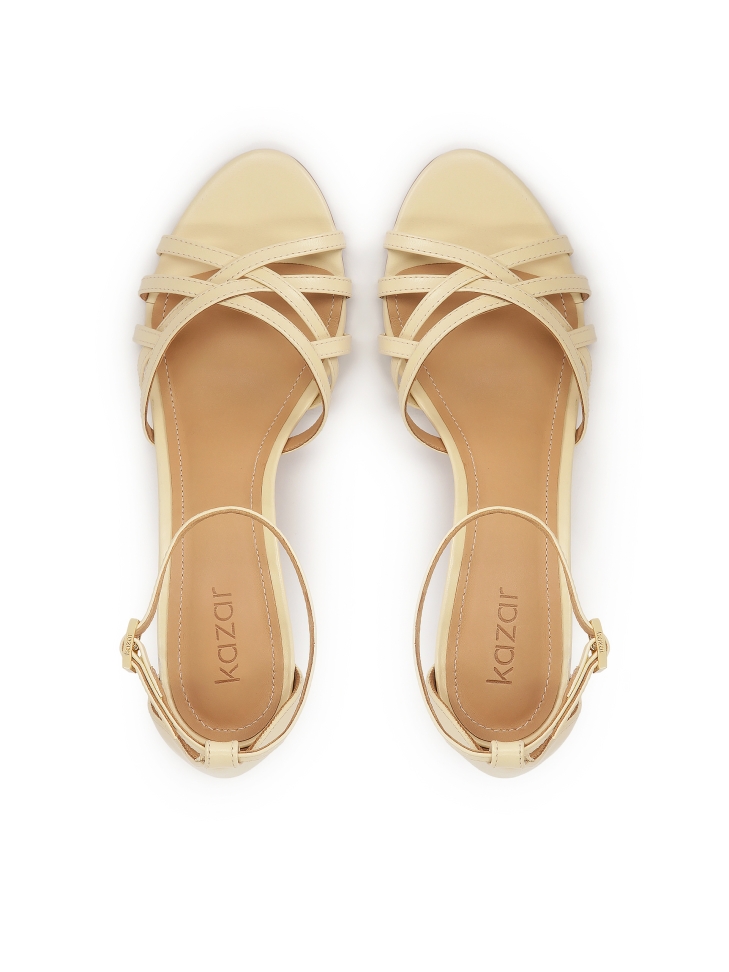 Sandały na obcasie z zyżującymi się paskami