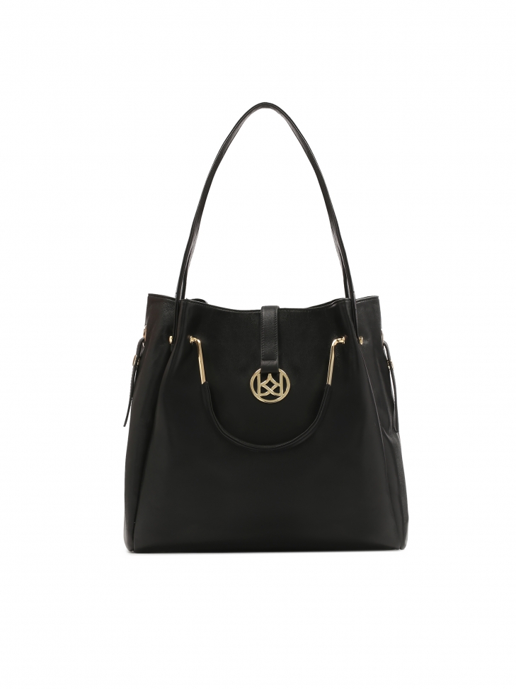 Czarna torebka na ramię i metalowymi uchwytami do ręki