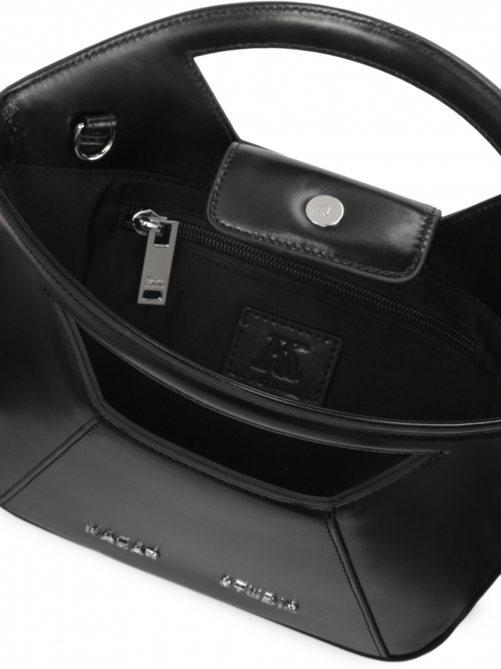 Czarna torebka do ręki o sztywnej konstrukcji