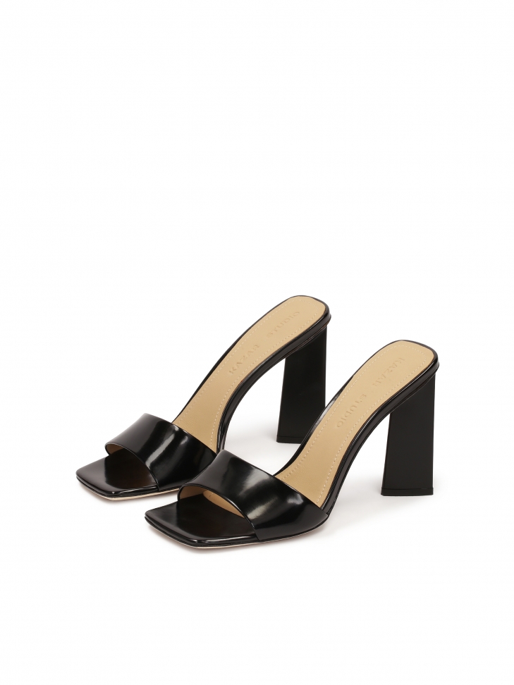 Czarne klapki z błyszczącej skóry na wysokim słupku