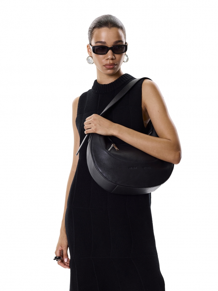 Skórzana torebka na ramię o zaoąglonym kształcie