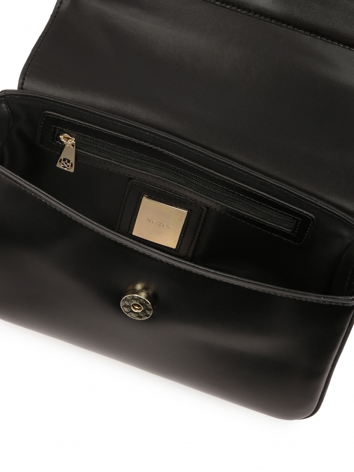 Podłużna mała torebka na pasku z efektownym metalowym detalem