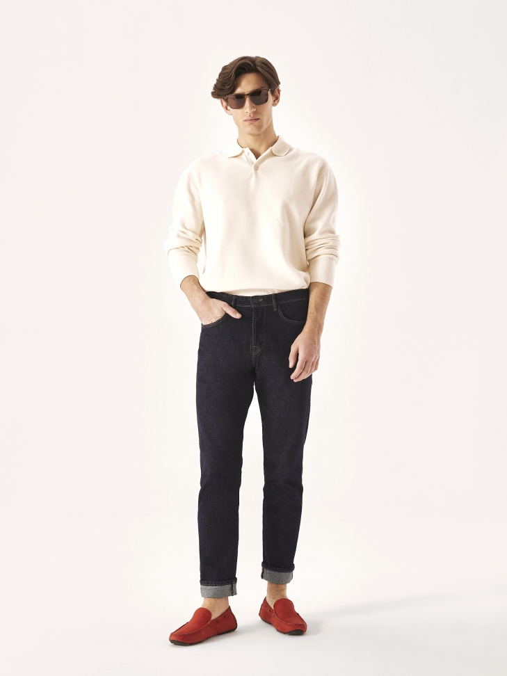 Ponadczasowe czerwone mokasyny z nubuku