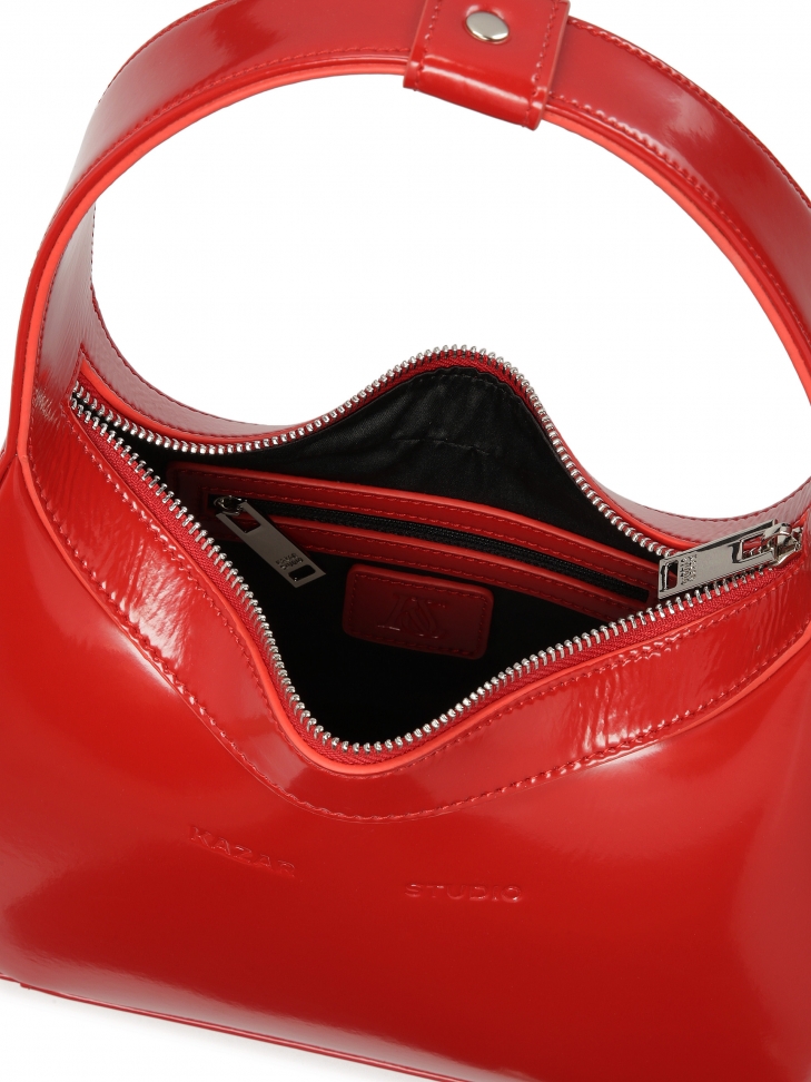 Czerwona torebka z uchwytem do ręki