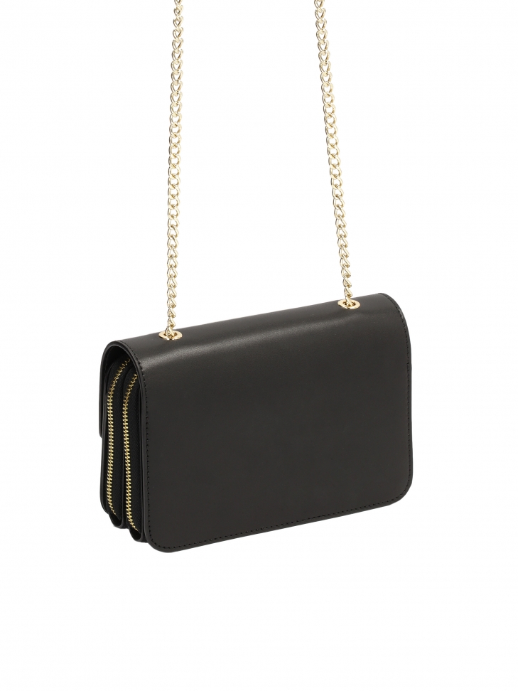 Czarna skórzana listonoszka na łańcuszku