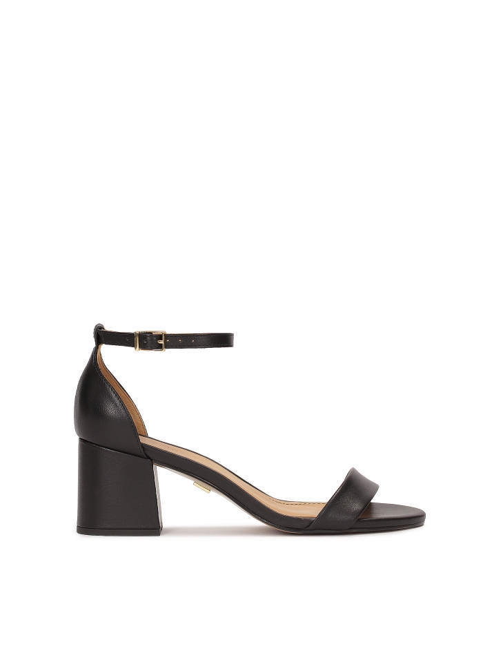 Klasyczne czarne sandały na klocku z pełną piętą