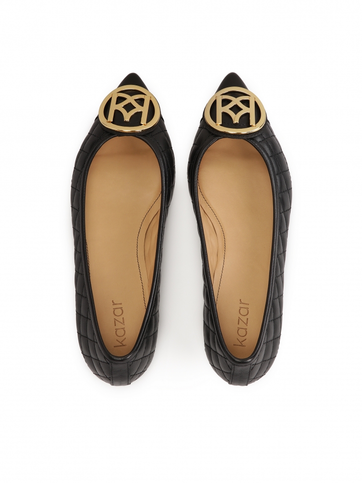 Płaskie pikowane czółenka z monogramem