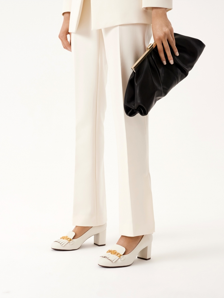 Czółenka na wygodnym obcasie ozdobione frędzlami