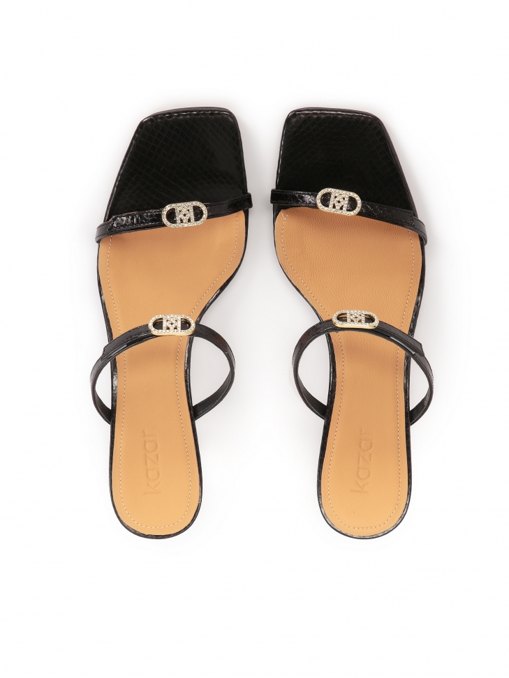 Klapki na średniej wysokości obcasie