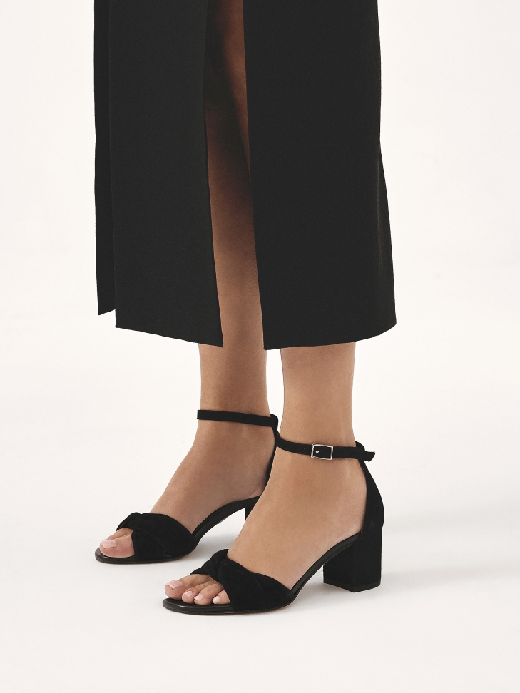 Czarne zamszowe sandały z pełną piętą