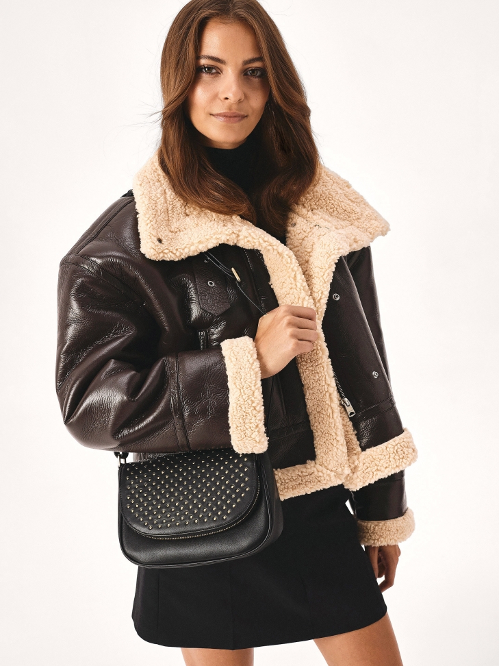 Skórzana torebka na ramię z dekoracyjną klapą