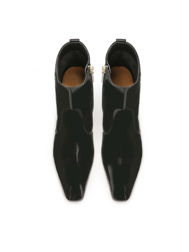 Lakierowane botki z wydłużonymi ściętymi noskami