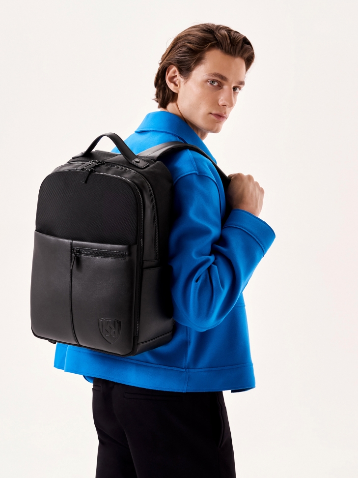 Czarny duży plecak męski z tkaniny i skóry syntetycznej