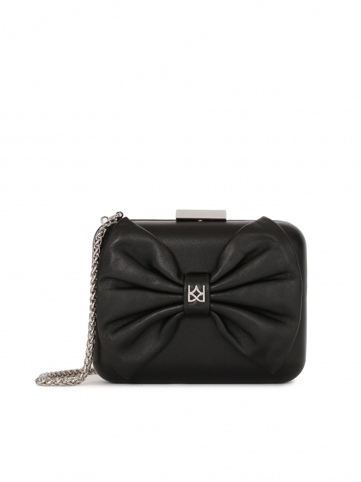 Mała czarna kopertówka z ozdobą