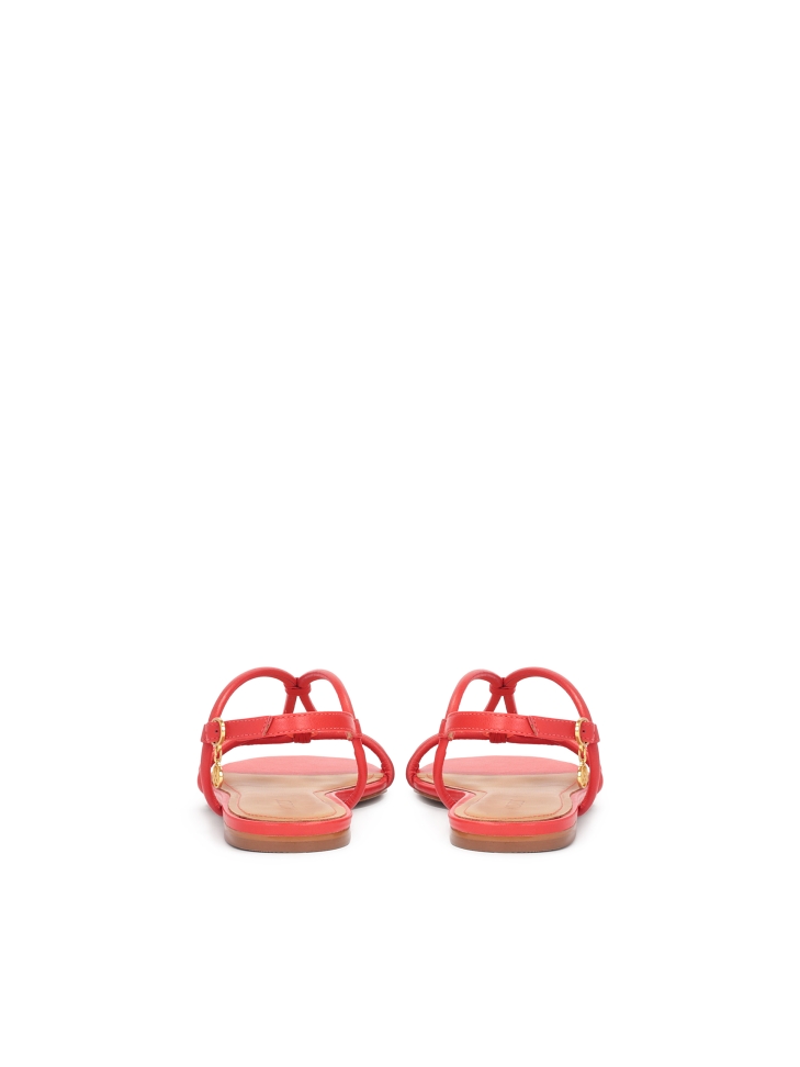 Czerwone sandały na płaskiej podeszwie z przewieszką