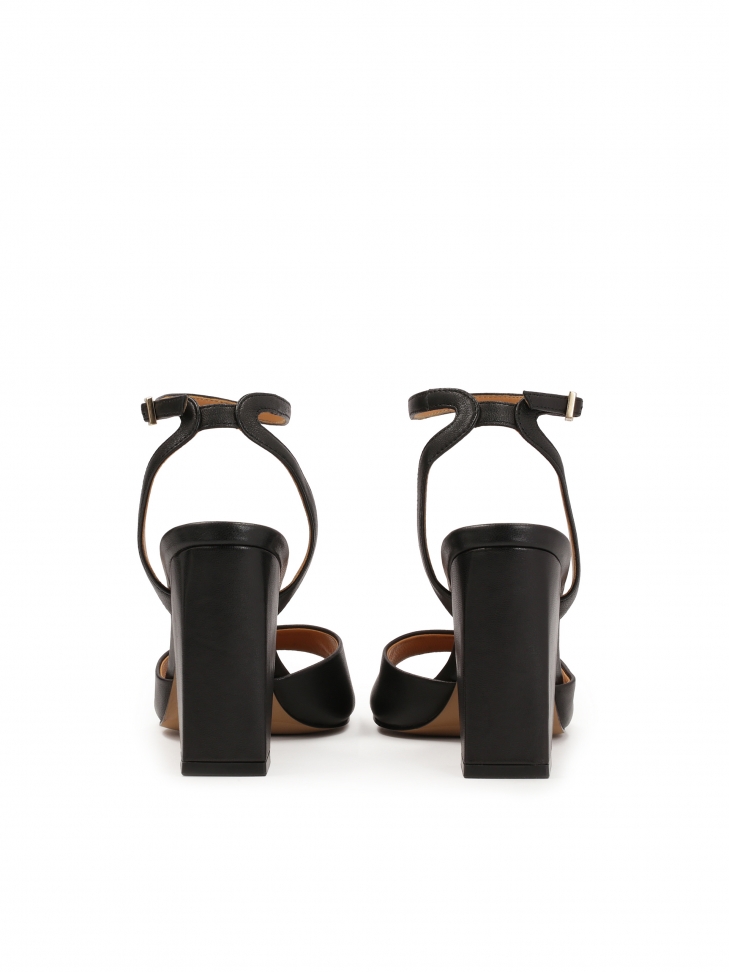 Czarne sandały na szerokim obcasie