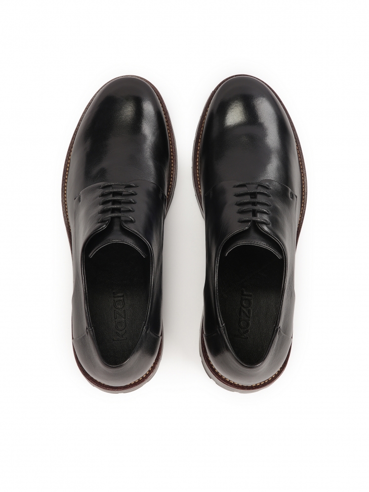 Czarne półbuty na brązowej podeszwie