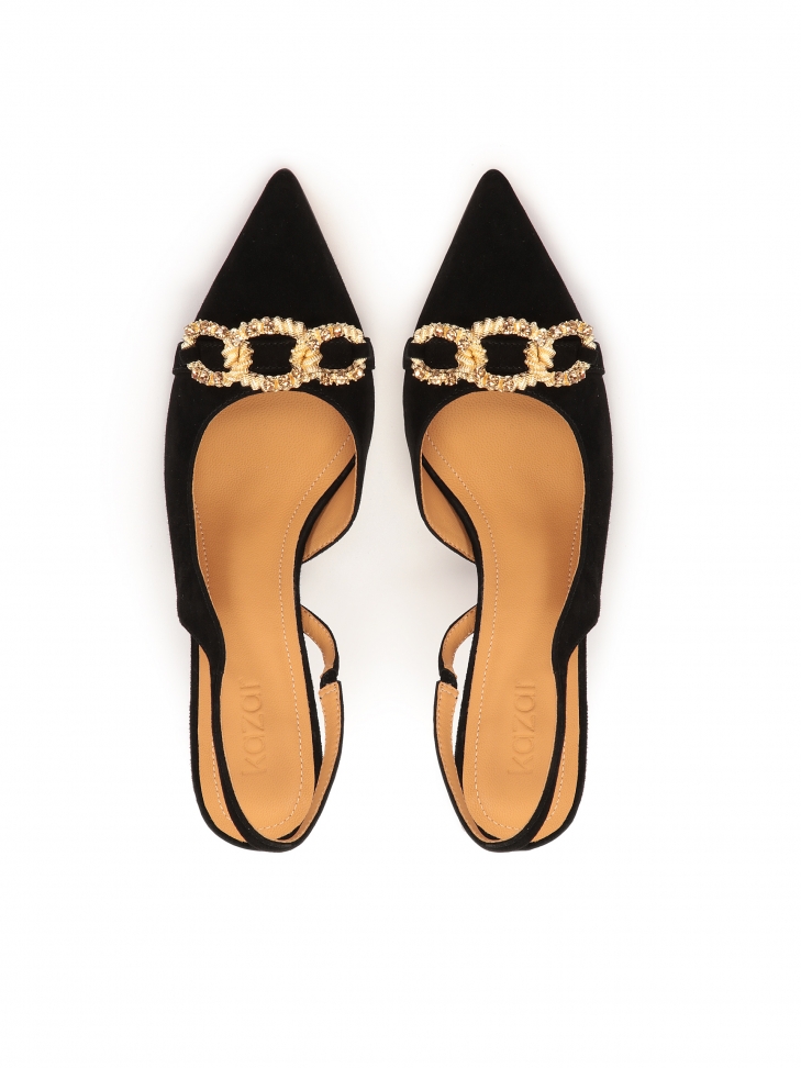 Eleganckie zamszowe czółenka ozdobione łańcuchem