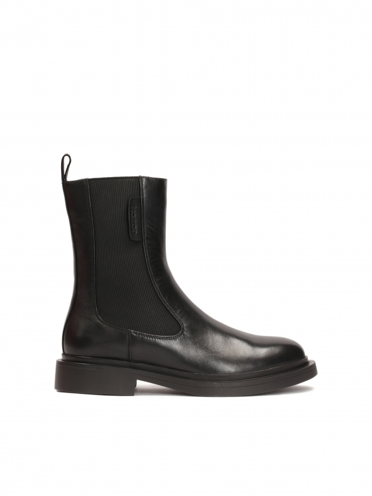 Klasyczne botki na płaskiej podeszwie z gumowymi panelami