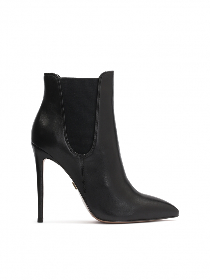 Wsuwane skórzane botki osadzone na wysokim obcasie