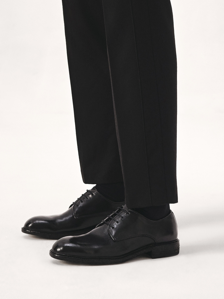 Klasyczne czarne półbuty na skórzanej podeszwie