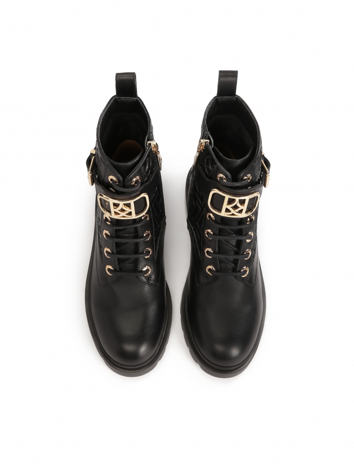 Trzewiki zdobione monogramami