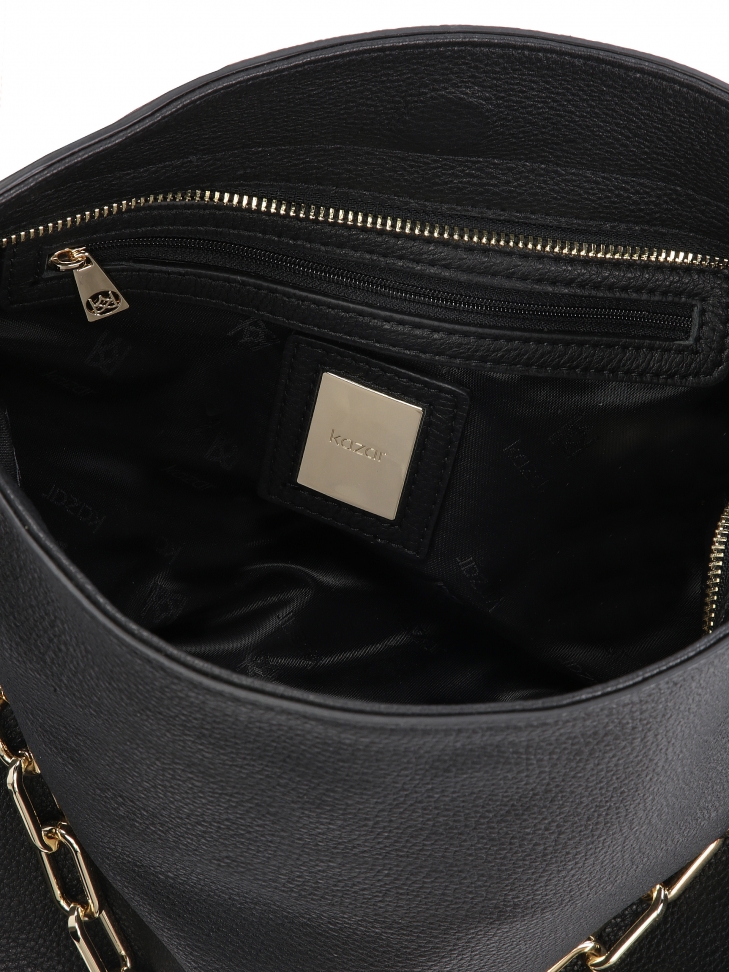 Czarna skórzana torebka w miejskim stylu z metalowym łańcuszkiem