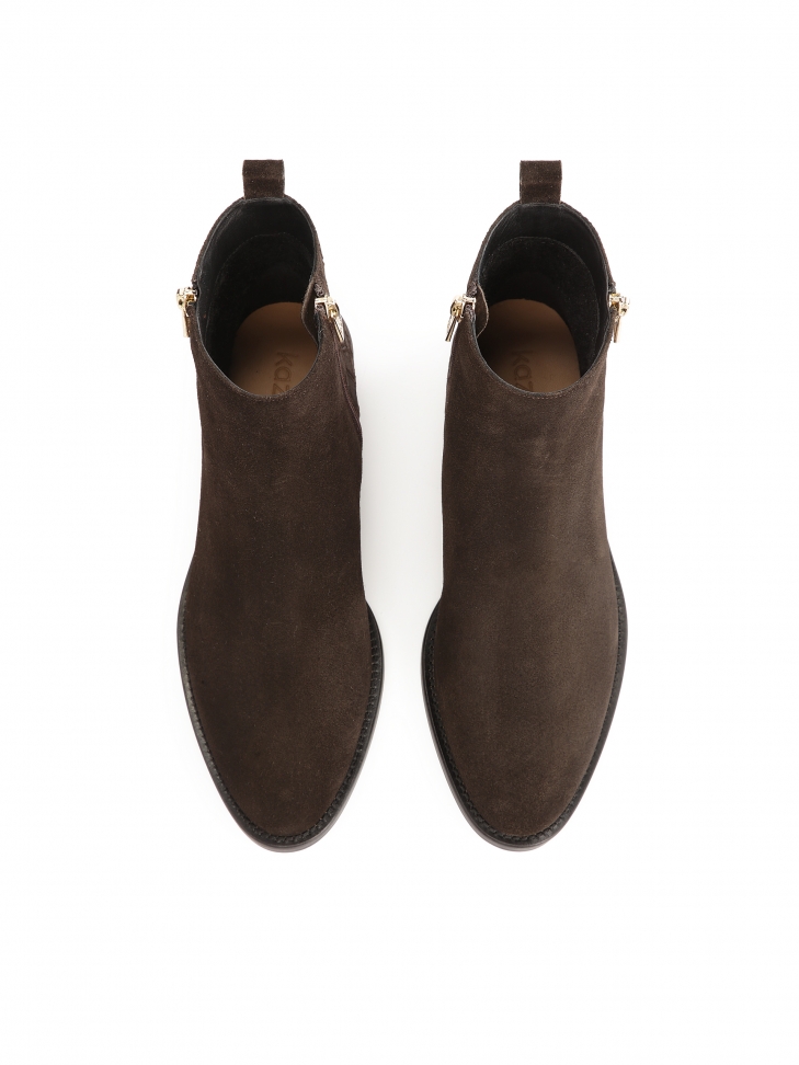 Zamszowe botki na zamek z tłoczonym wzorem