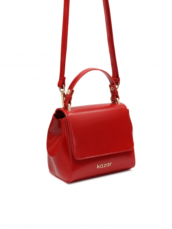 Czerwona torebka kuferek o sztywnej konstrukcji