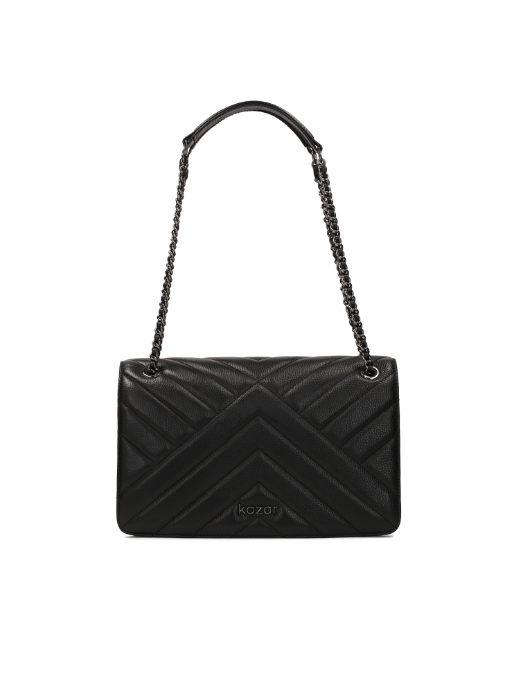 Czarna zdobiona torebka zawieszona na łańcuchu