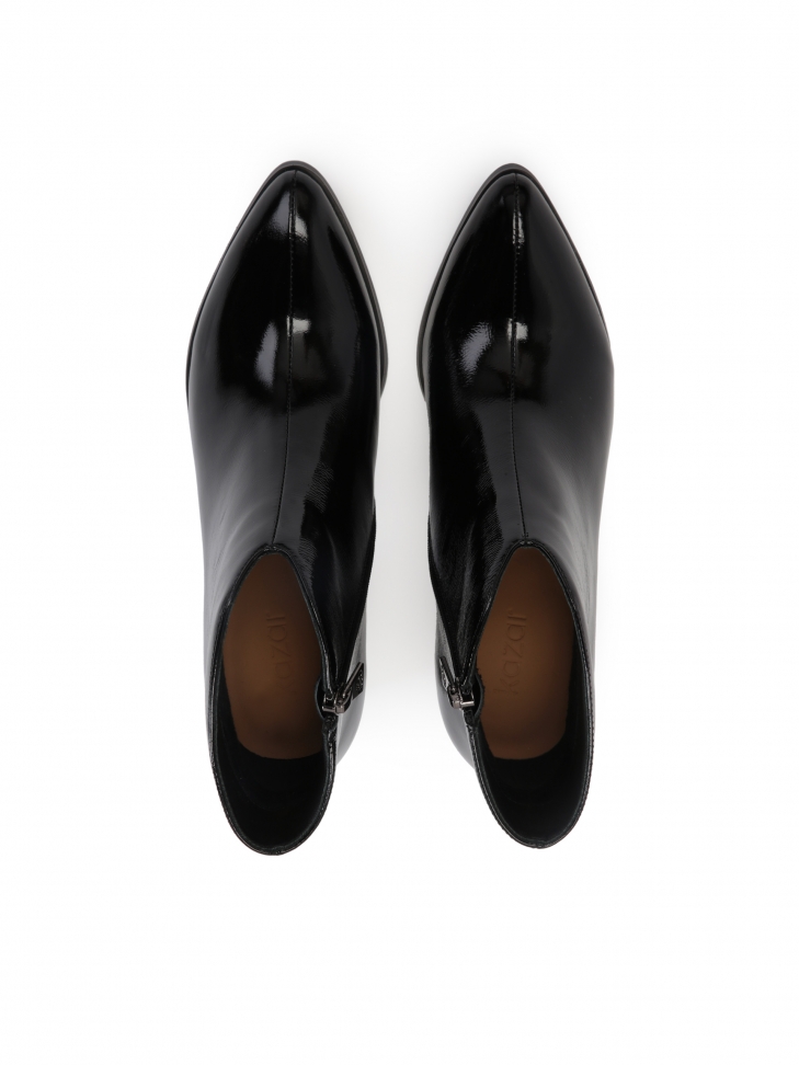 Czarne lakierowane botki ze zwężanym noskiem i eleganckim obcasem