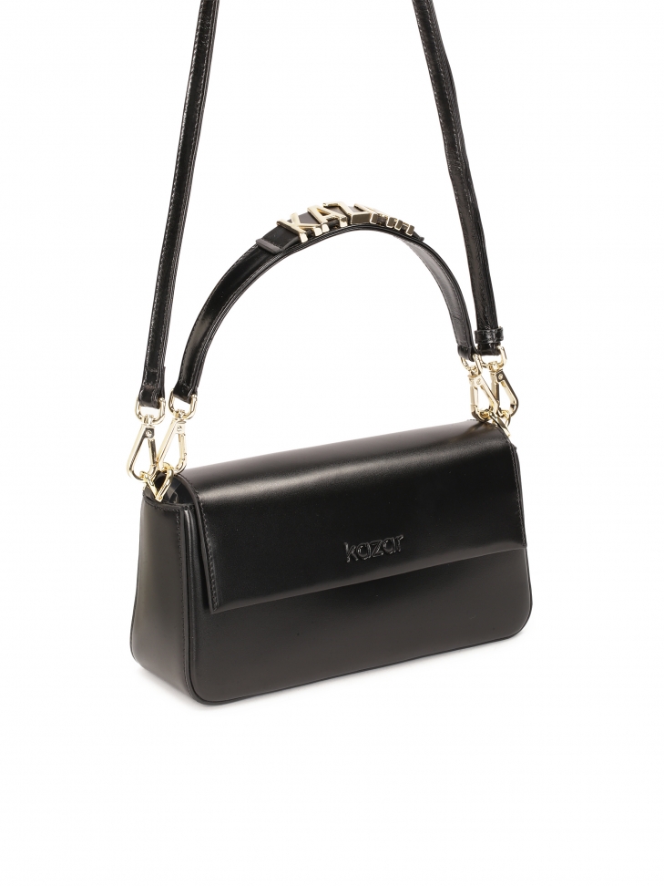 Podłużna mała torebka na pasku z efektownym metalowym detalem