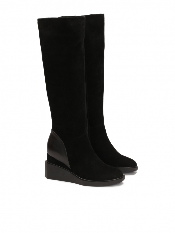 Zamszowe kozaki na finezyjnym koturnie