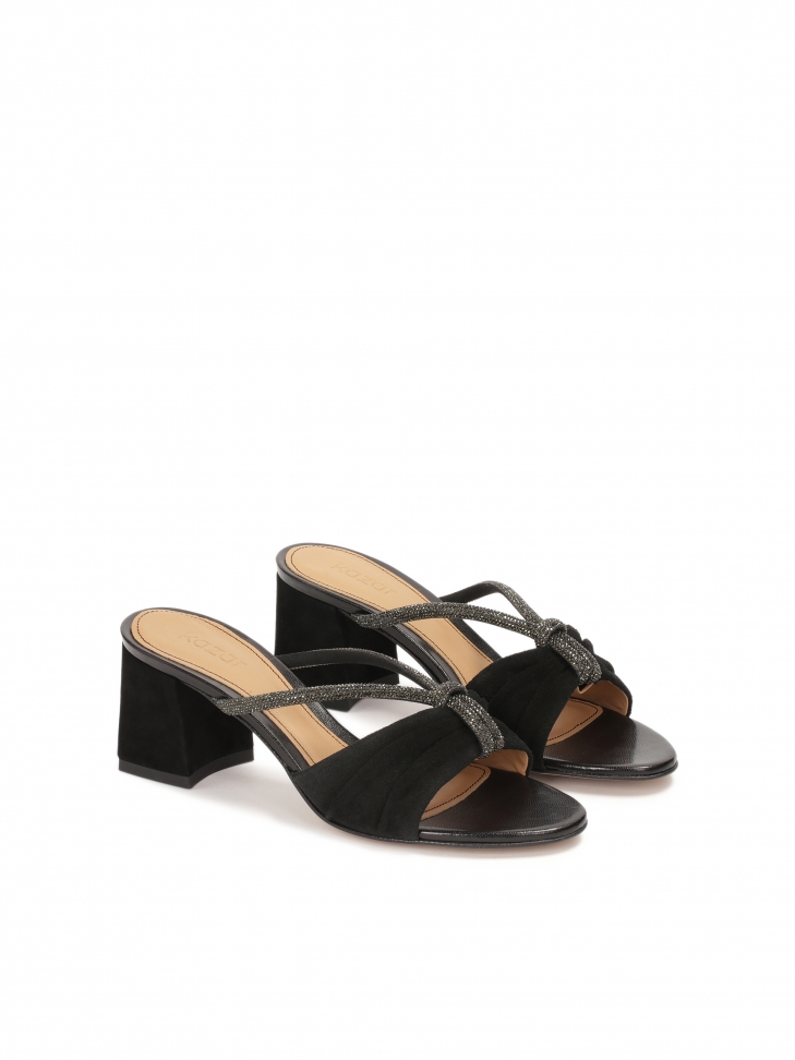 Eleganckie zamszowe klapki z błyszczącym akcentem