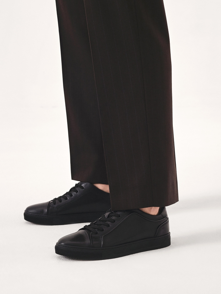 Ponadczasowe czarne sneakersy męskie z licowej skóry