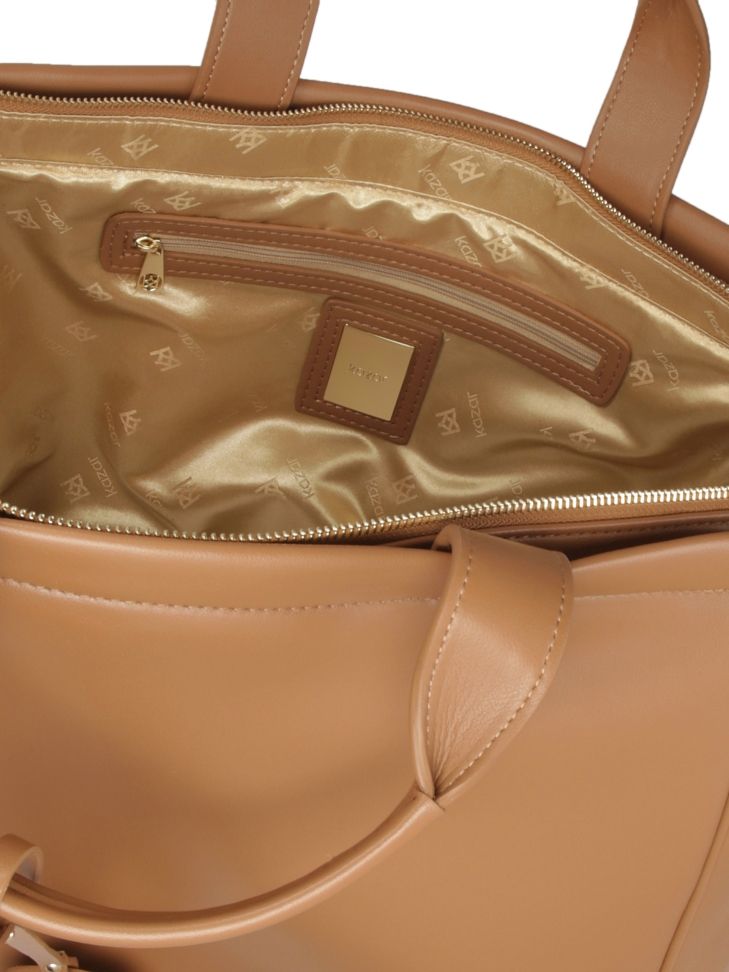 Brązowa skórzana torebka z brelokiem