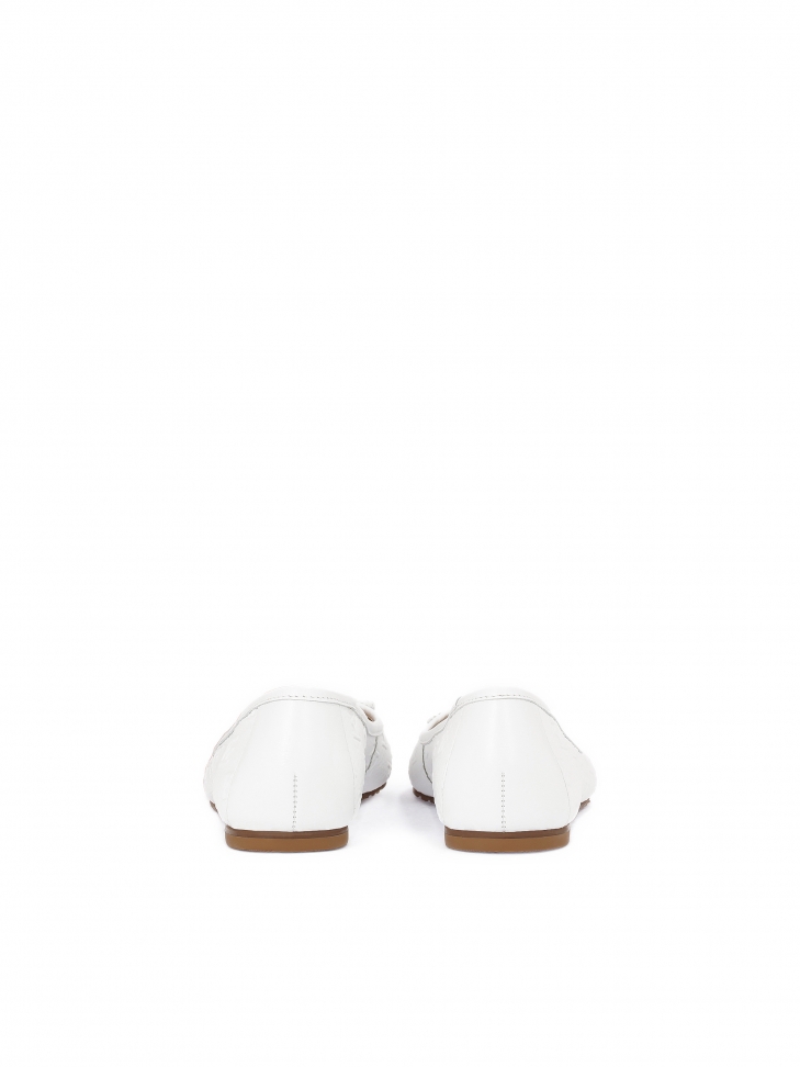 Białe baleriny z kokardką na nosku