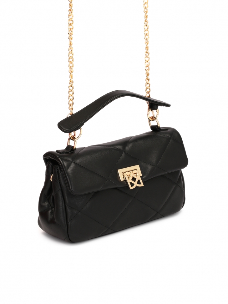 Czarna torebka w pikowany wzór wyposażona w rączkę