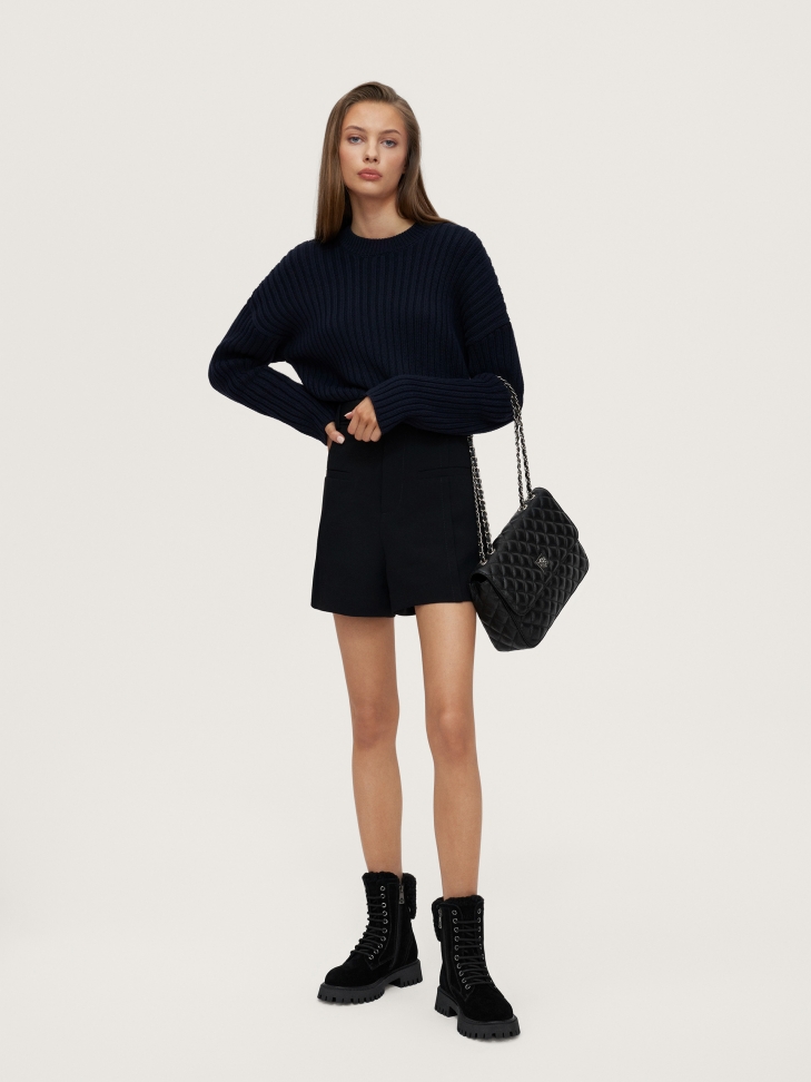 Pikowana torebka z łańcuchem przeplatanym skórzanym paskiem