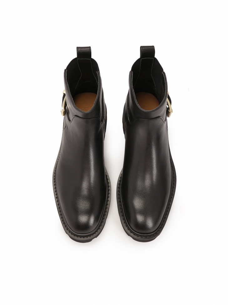 Klasyczne botki ze skóry na płaskiej podeszwie