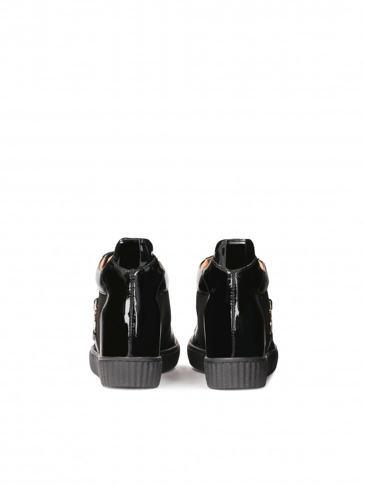 Zamszowe sneakersy z lakierowanymi elementami